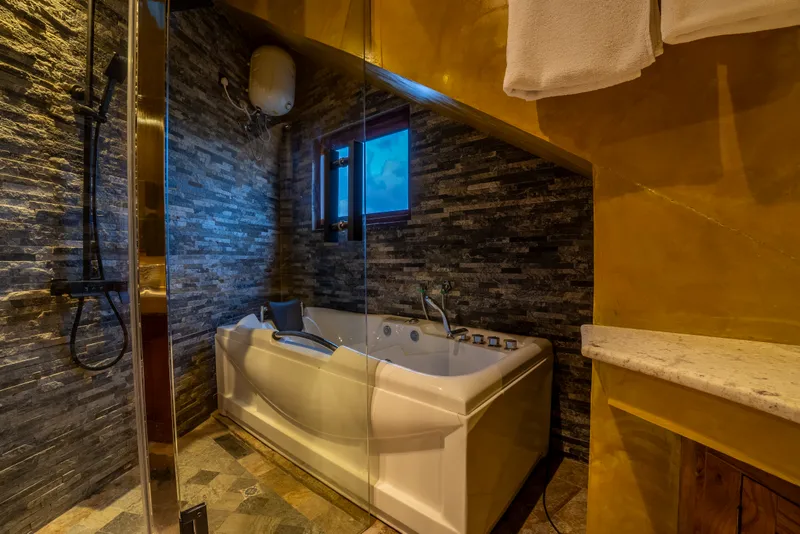 Private en-suite at RedKing Studio Apartment, Moratuwa — view 5