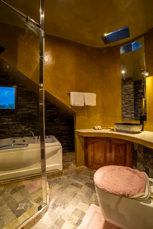 Private en-suite at RedKing Studio Apartment, Moratuwa — view 10
